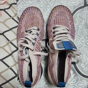 Nike womens flyknit sneakers limited edition color new